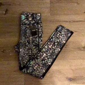 Stylish leggings geometric pattern Features shades of gray/blue/black.
Mesh